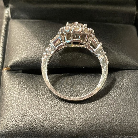 Sterling silver and cubic zirconia ring. Size 5 - Picture 2 of 3